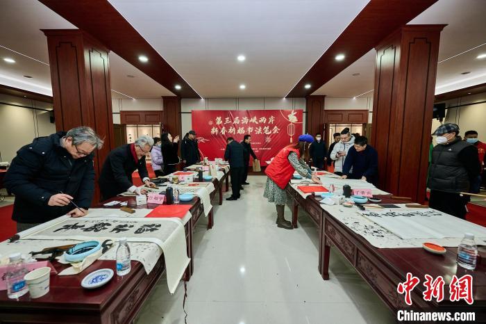 第三屆海峽兩岸新春祈福書法筆會(huì)3日通過(guò)視頻連線的方式舉行 主辦方供圖