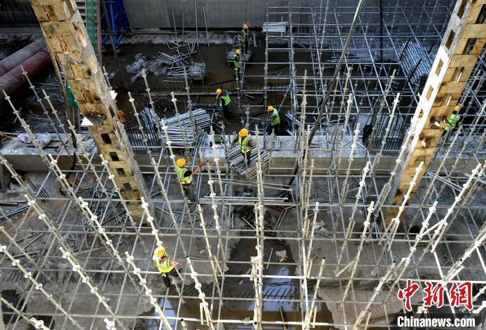 1月29日，福建福州，中鐵工人在濱?？炀€施工工地作業(yè)。