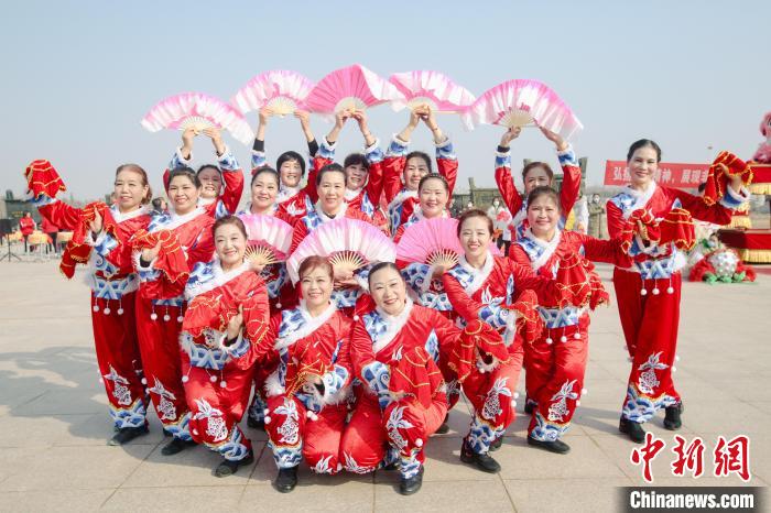 圖為活動現(xiàn)場的秧歌隊?！∷屋x 攝