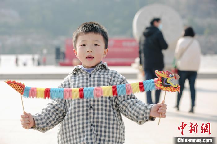 圖為活動現(xiàn)場手持“紙龍”的小朋友?！∷屋x 攝