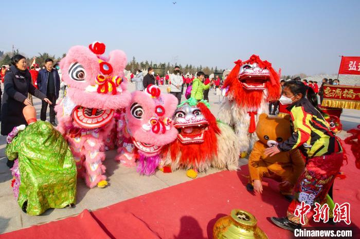 圖為活動現(xiàn)場的舞獅隊?！∷屋x 攝