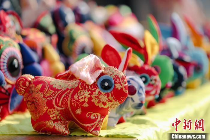 圖為活動現(xiàn)場的非遺展示作品?！∷屋x 攝