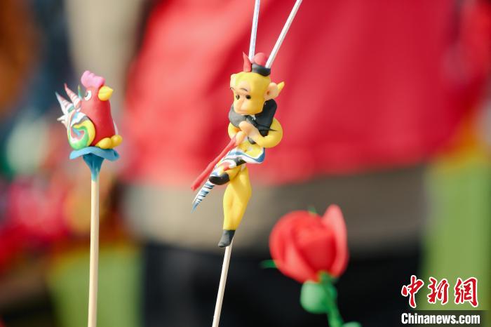 圖為活動現(xiàn)場的非遺展示作品?！∷屋x 攝