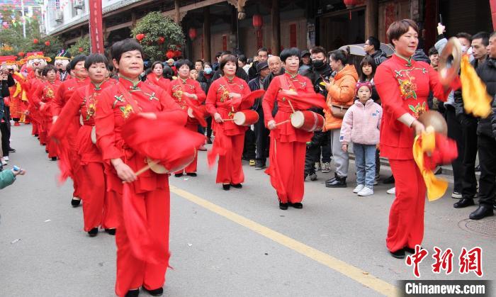 腰鼓秧歌表演。　 魏慧玲 攝