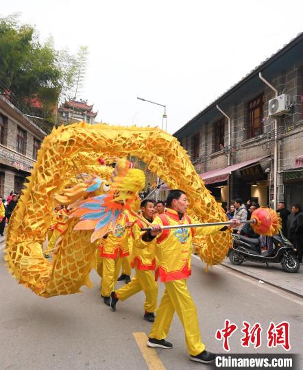 舞龍表演。　 周桂婷 攝