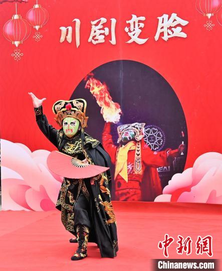 川劇變臉?！?周桂婷 攝