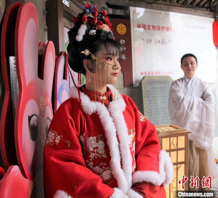 漢服秀。　 魏慧玲 攝