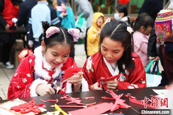 小朋友在剪窗花。　黃曉君 攝