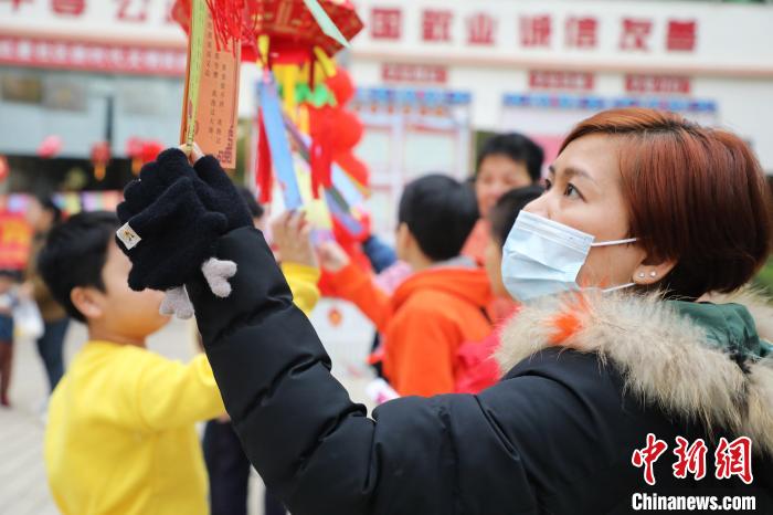 社區(qū)居民一起猜燈謎?！↑S曉君 攝