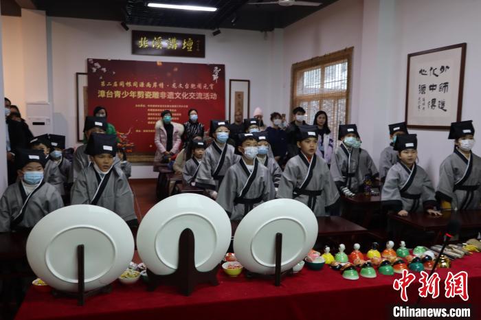 漳臺青少年們認(rèn)真聆聽剪瓷雕歷史文化背景?！「＝ㄊ」咆任幕芯繒﹫D