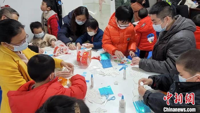 圖為榕臺(tái)親子家庭一起制作“舞龍燈”?！∪~藝琳 攝