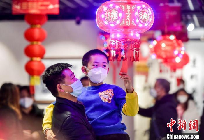 賞花燈、猜燈謎、品湯圓，聽相聲，共迎元宵佳節(jié)?！⑿?攝