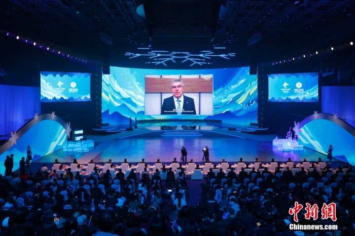 2月4日晚，在北京冬奧會(huì)盛大開(kāi)幕一周年之際，“紀(jì)念北京冬奧會(huì)成功舉辦一周年系列活動(dòng)”在北京首鋼冰球館隆重舉行啟動(dòng)儀式。系列活動(dòng)以“非凡冬奧路 一起向未來(lái)”為主題，于2月至3月間在北京冬奧會(huì)京張兩地三賽區(qū)同時(shí)推出，共由8項(xiàng)主題活動(dòng)組成，包括“輝煌冬奧”主題展覽暨群眾性冰雪運(yùn)動(dòng)嘉年華、群眾性體育活動(dòng)、奧運(yùn)文化大集市、北京冬奧精神巡展邊疆青少年冬奧夢(mèng)想營(yíng)等內(nèi)容。圖為啟動(dòng)儀式上國(guó)際奧委會(huì)主席巴赫發(fā)表視頻致辭。圖/<a target='_blank' href='/'>中新社</a>記者 富田