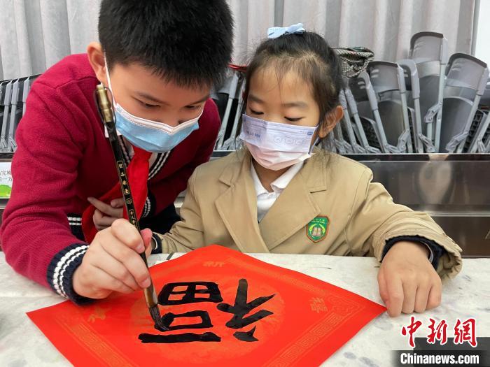 廣州港澳子弟班開學(xué)：期待加大與港澳“姊妹學(xué)校”來(lái)往