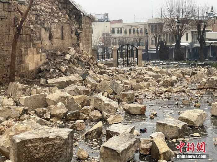 圖為土耳其加濟(jì)安泰普城堡，墻壁在地震中變成一地碎磚。該古堡有數(shù)千年歷史，最早建于公元2至4世紀(jì)的羅馬時期，當(dāng)時是一座瞭望塔。圖/視覺中國