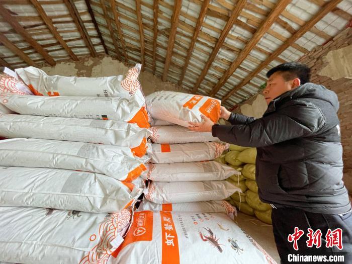 種植大戶何新華拿到貸款購買了大批農(nóng)資、農(nóng)具?！∷蚊?攝