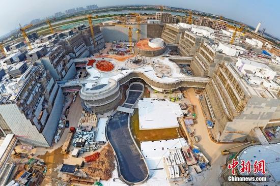 資料圖，航拍建設(shè)中的香港科技大學(xué)（廣州）校園。（無(wú)人機(jī)照片） <a target='_blank' href='/'>中新社</a>發(fā) 