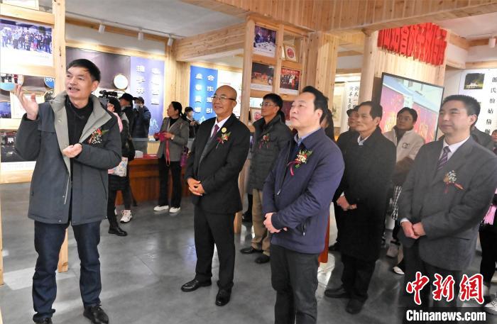 嘉賓參觀游仙姑民俗文化暨對(duì)臺(tái)交流成果展示館?！≈芄疰?攝