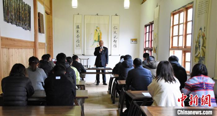 臺(tái)灣游氏宗親、世界游氏宗親聯(lián)誼會(huì)會(huì)長游岳勛以“幸福生命美學(xué)”為主題開中華傳統(tǒng)文化講座?！∮螑鄯?攝