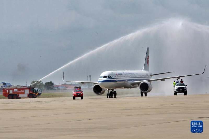 2月7日，一架載有中國乘客的國航航班從北京出發(fā)抵達柬埔寨首都金邊國際機場，受到柬埔寨熱烈歡迎。（圖源：新華社）