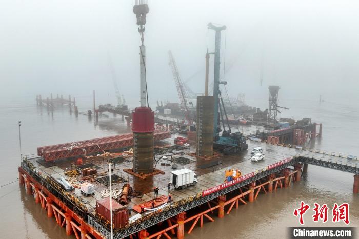 海上施工作業(yè)現(xiàn)場?！『吻嗵峁? style=