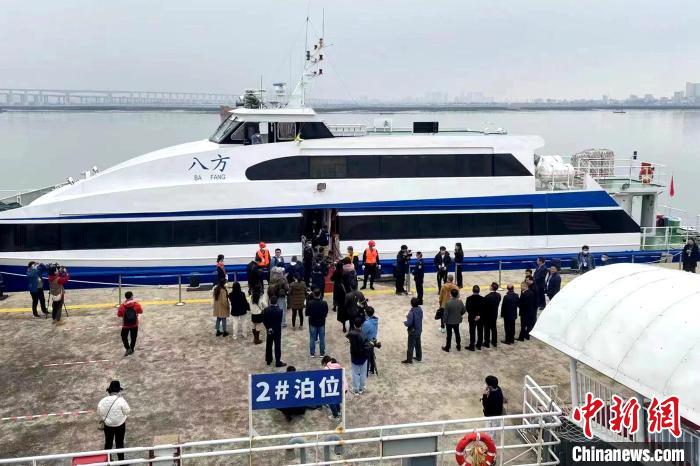 泉金客運(yùn)航線恢復(fù)通航的首批乘客登船?！∪?攝