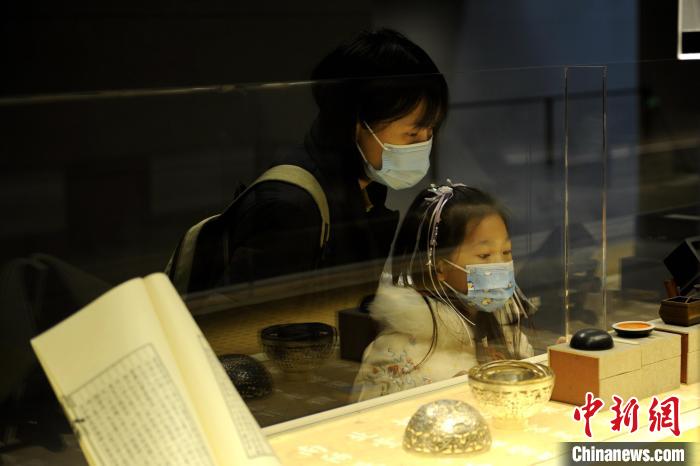 圖為市民與孩童觀(guān)賞展品。　高鋮 攝