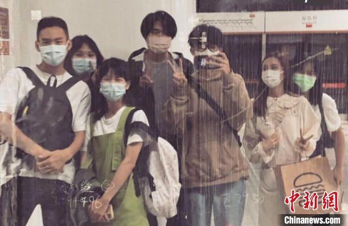 圖為徐澤中在大陸與朋友們活動。　徐澤中 供圖