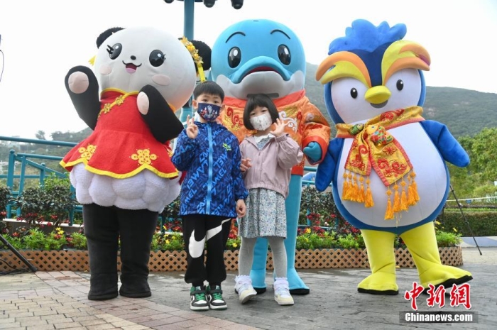隨著香港與內(nèi)地全面“通關(guān)”，香港不少旅游活動(dòng)重啟。2月11日上午，香港海洋公園迎來(lái)全面復(fù)常后的首個(gè)內(nèi)地點(diǎn)對(duì)點(diǎn)旅行團(tuán)。該旅行團(tuán)約有140名內(nèi)地旅客由深圳蓮塘口岸乘坐跨境專車直達(dá)香港海洋公園，園方特地為旅行團(tuán)安排歡迎儀式，歡迎他們蒞臨香港海洋公園。圖為兒童與香港海洋公園吉祥物合影。李志華 攝