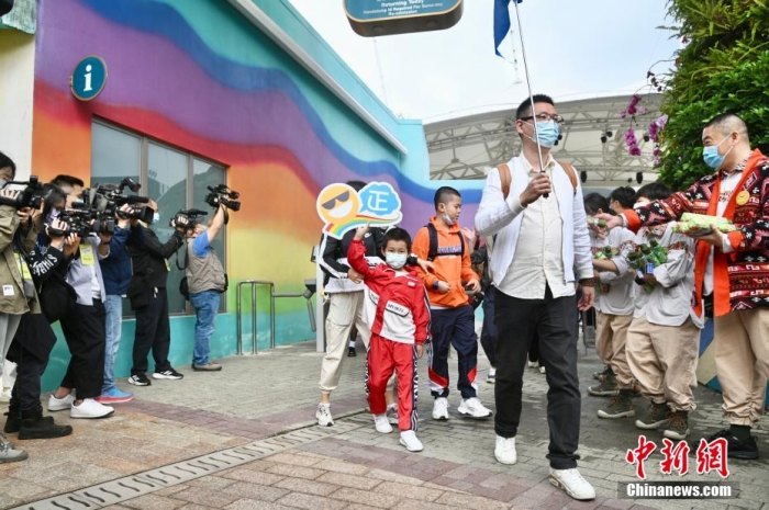 隨著香港與內(nèi)地全面“通關(guān)”，香港不少旅游活動(dòng)重啟。2月11日上午，香港海洋公園迎來(lái)全面復(fù)常后的首個(gè)內(nèi)地點(diǎn)對(duì)點(diǎn)旅行團(tuán)。該旅行團(tuán)約有140名內(nèi)地旅客由深圳蓮塘口岸乘坐跨境專車直達(dá)香港海洋公園，園方特地為旅行團(tuán)安排歡迎儀式，歡迎他們蒞臨香港海洋公園。圖為內(nèi)地旅行團(tuán)進(jìn)入香港海洋公園游玩。李志華 攝