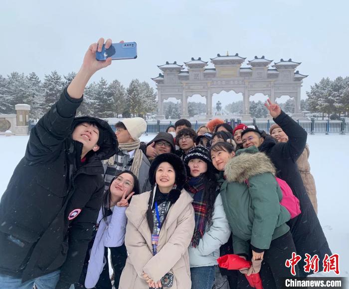 圖為大家在景點前合影留念。　奧藍 攝