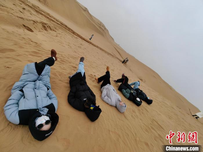 圖為臺胞青年張孟如用鏡頭記錄的開心時光?！埫先?攝