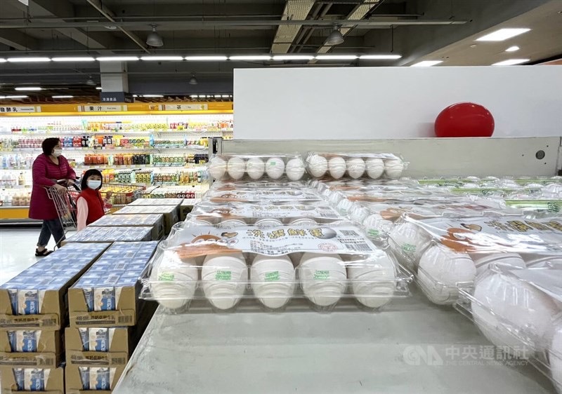 臺灣地區(qū)今年1月受到農(nóng)歷春節(jié)效應(yīng)與基期因素影響，CPI年增率再次回升至3.04%，創(chuàng)半年新高。圖為新北市三重區(qū)一間連鎖超市，貨架上擺放洗選雞蛋供民眾選購。（圖源：臺灣“中央社”）