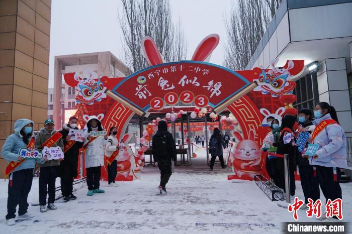 圖為中學生開學入校?！●R銘言 攝