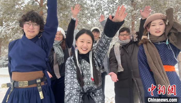 圖為臺(tái)蒙青年雪中一起跳“網(wǎng)絡(luò)神曲”?！∪珖_(tái)聯(lián) 供圖