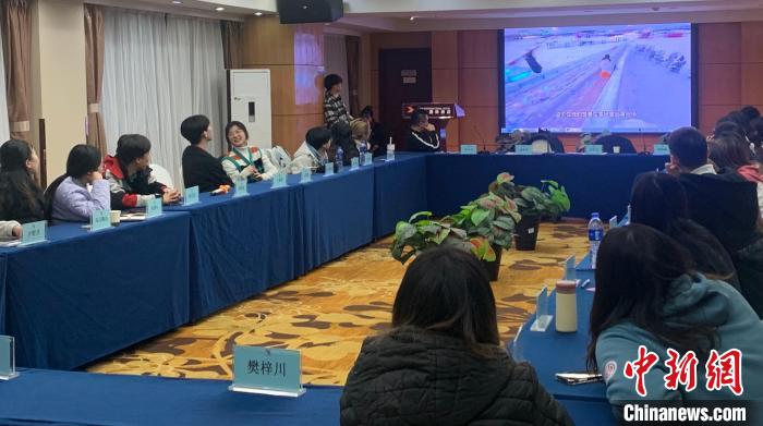 圖為12日晚的短視頻分享會(huì)現(xiàn)場?！W藍(lán) 攝