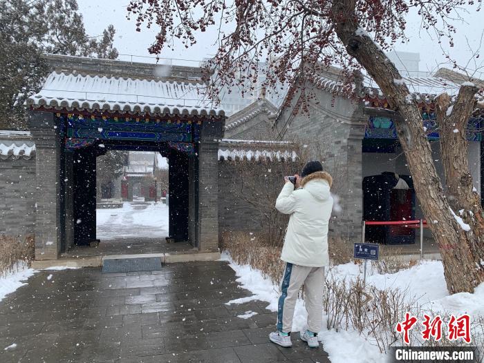 圖為營員在為制作視頻收集素材?！W藍(lán) 攝