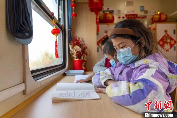 當(dāng)?shù)貙W(xué)生在“慢火車”上的學(xué)習(xí)車廂閱讀?！「惰?攝