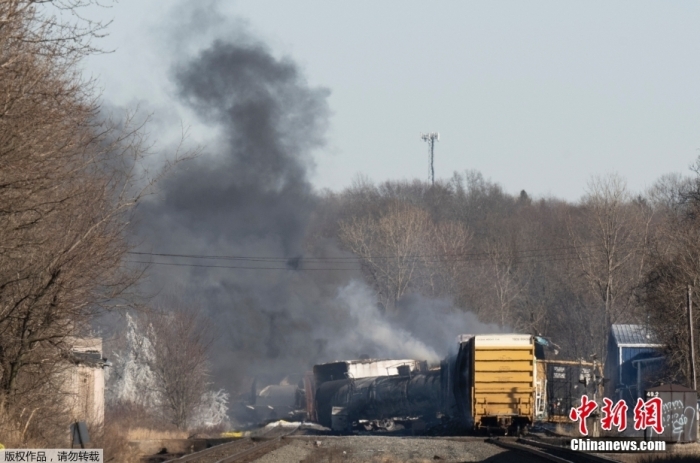 圖為事故現(xiàn)場可見脫軌的火車冒出滾滾濃煙。