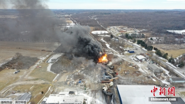 當(dāng)?shù)貢r(shí)間2月3日，美國俄亥俄州東北部發(fā)生一起火車脫軌事件，隨后引發(fā)大火。圖為事故現(xiàn)場部分火車在燃燒。