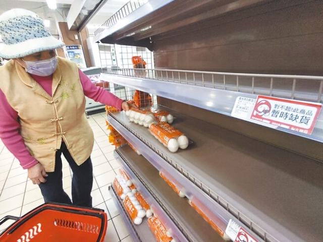 臺灣去年發(fā)生有史以來最嚴(yán)重缺蛋潮，蛋價創(chuàng)下史上新高。今年情況非但未改善，反而更貴又買不到。（圖源：臺灣“中時新聞網(wǎng)”）
