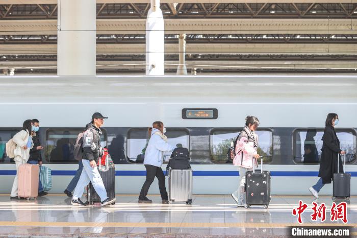 圖為江西南昌西站，旅客從站臺上走過?！⒘?攝