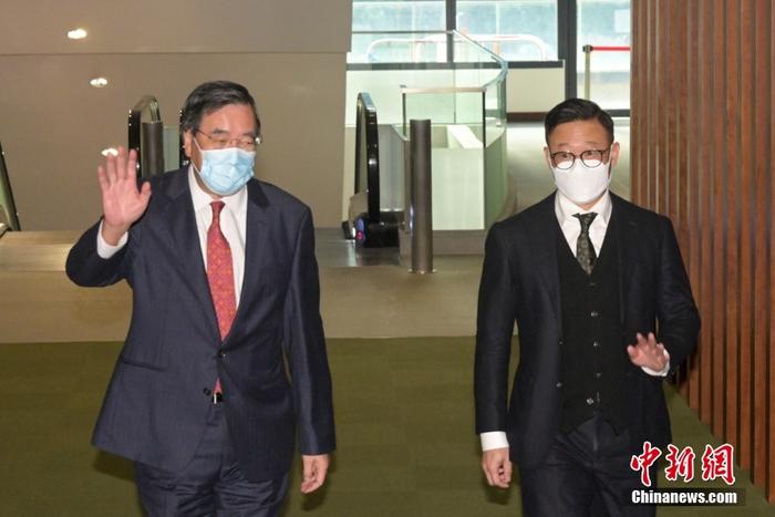 2月15日，香港特區(qū)政府律政司副司長張國鈞帶領(lǐng)特區(qū)政府官員出席立法會(huì)“前廳交流會(huì)”。圖為立法會(huì)主席梁君彥(左)和張國鈞(右)出席交流會(huì)。 <a target='_blank' href='/'>中新社</a>記者 陳永諾 攝 　