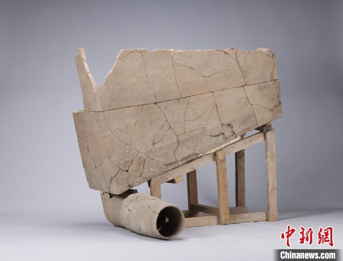 圖為三號建筑F2晚期陶便器與彎管組合情況?！“⒎繉m與上林苑考古隊(duì)供圖