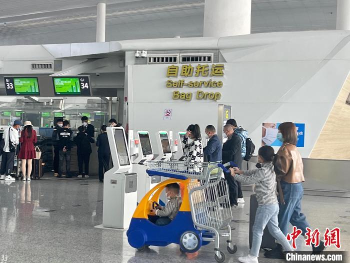 今年春運(yùn)，白云機(jī)場(chǎng)航站樓內(nèi)客流回升 白云機(jī)場(chǎng) 供圖