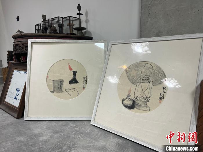 葛濤也以古燈為靈感，創(chuàng)作出了一幅幅以古燈為主題的畫作?！Μ|瑋 攝