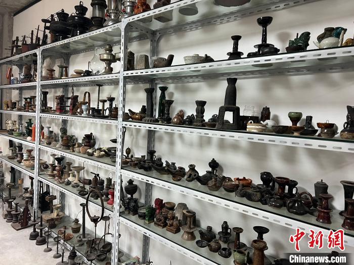 一盞盞古燈整齊陳列，讓人目不暇接?！Μ|瑋 攝