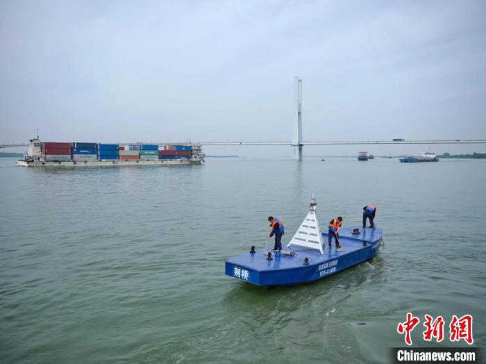 圖為長(zhǎng)江航道局保障長(zhǎng)江干線航道平安暢通(資料圖) 長(zhǎng)江航道局供圖