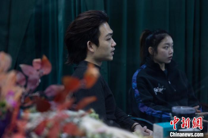 林泊強(qiáng)和徐易玲在化妝間休息 伊凡 攝