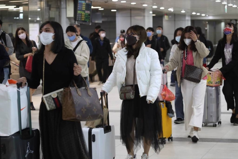 臺灣地區(qū)流行疫情指揮中心記者會將改1周1次，3月討論調整傳染病分類。圖為民眾仍戴口罩出門。（圖源：臺灣“中時新聞網”）